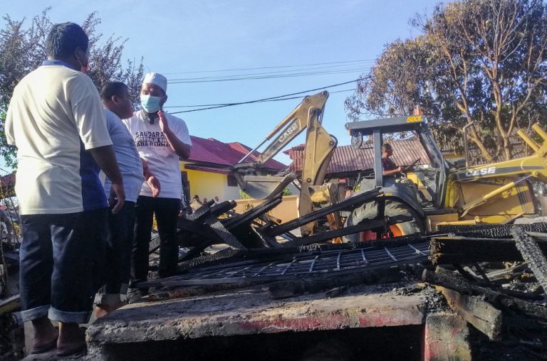 Ebit Lew helps three brothers build new home after fire razed their house in Kelantan