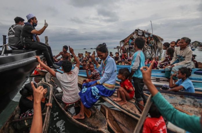 Preacher Ebit Lew continues humanitarian mission in Sabah with mass Bajau Laut ‘conversion’