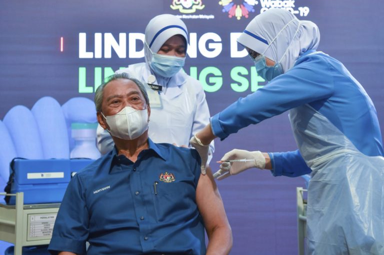 Amid conspiracy theories, MoH explains different needles for PM’s Covid-19 vaccination (VIDEO)
