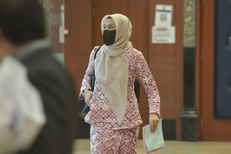 In memoir, ex-AG says Nurul Izzah expressed family’s distrust of Dr Mahathir in 2016