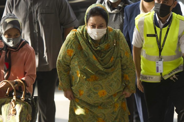 Najib to ‘support’ Rosmah tomorrow when judge decides if she has to enter defence in bribes-for-project trial