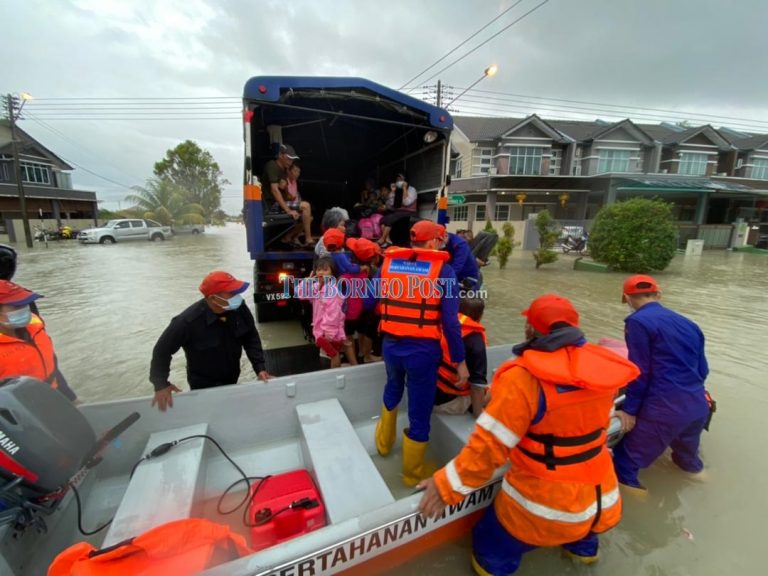 Floods bring several areas in Kuching to a standstill, number of flood evacuees continues to climb