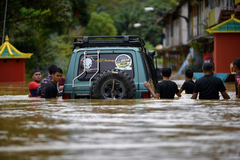 Main road to villages near Serian cut off after floods inundate area