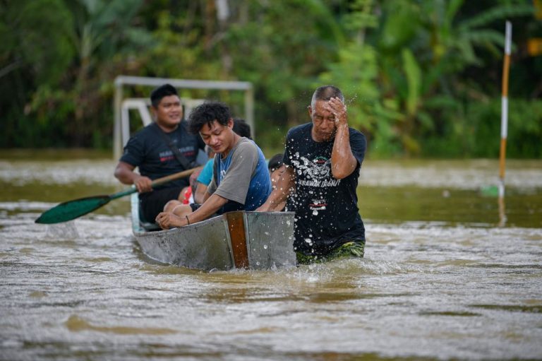 Sarawak flood evacuees up to 985 this morning