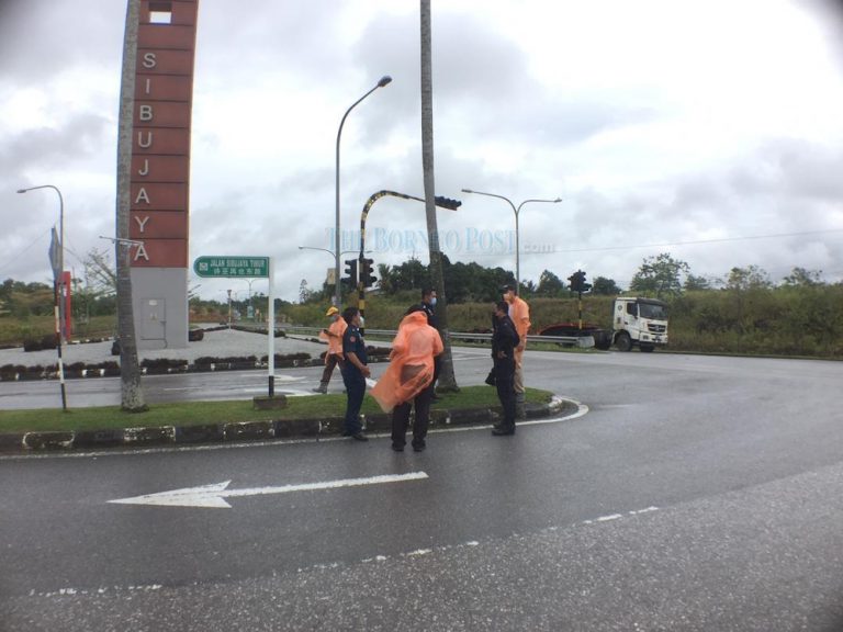 Sibu Rural District Council erects barricades, limits access to Sibujaya in Covid war