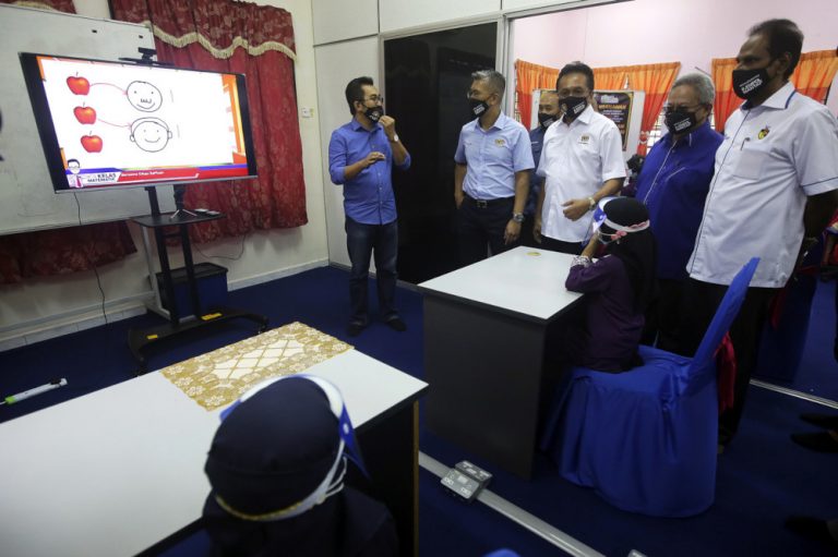 Finance minister tells traders to make full use of govt funding to start online businesses