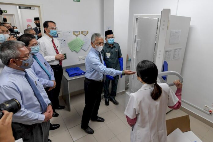 King visits KL Health Clinic vaccination centre