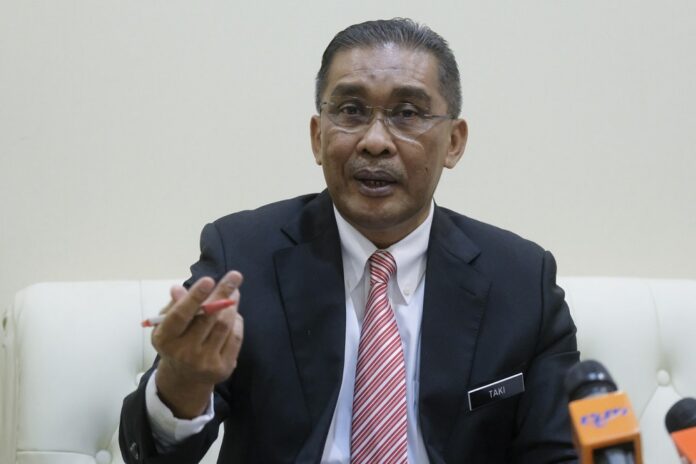 Law minister: Party hopping not an offense until Constitution says so