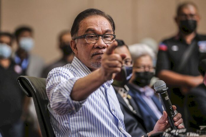 Anwar says Azmin’s ‘casual attitude’ trivialises worrying trend of MNCs opting out of Malaysia