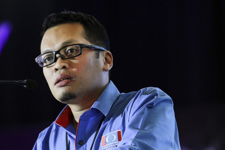 PKR’s Nik Nazmi makes veiled jab at turncoats, says ‘trash’ should leave quickly
