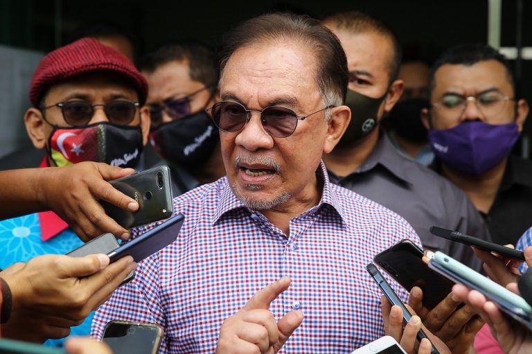 Pakatan doesn’t want corrupt people, Anwar says after two MPs quit PKR