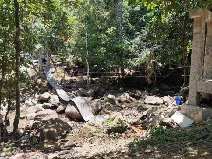 Ten hurt after suspension bridge in Kelantan collapses