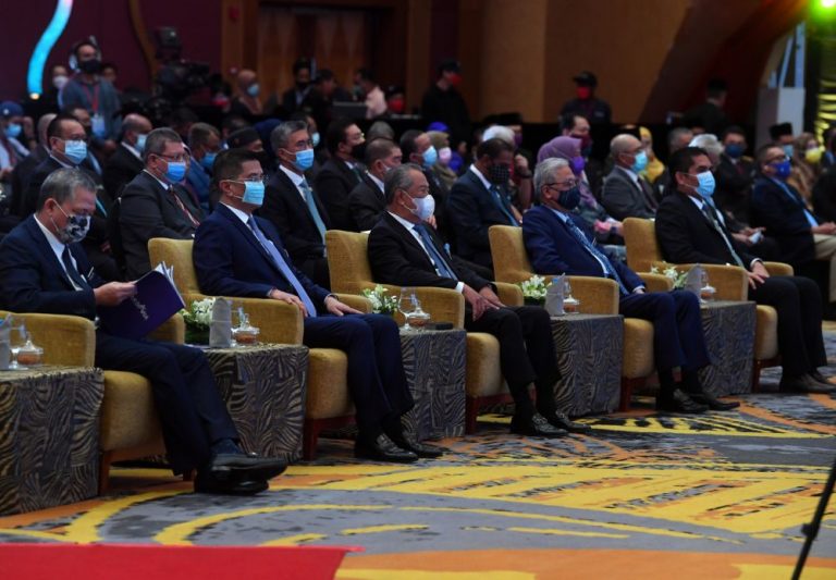 PM orders civil service to speed up aid to Malaysians, stresses equal treatment for all