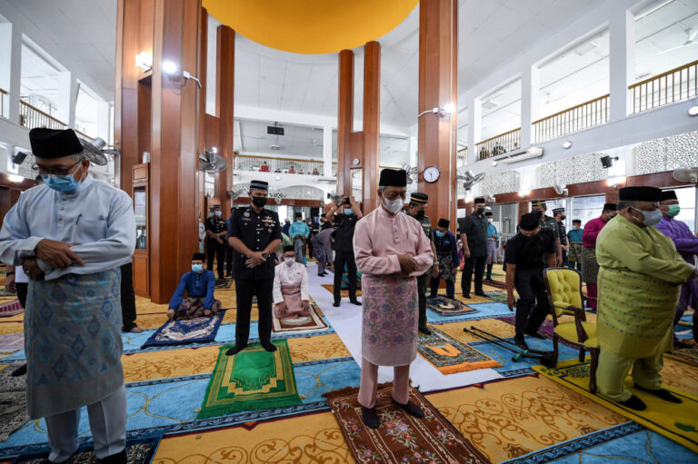 Perlis folks thrilled to see Muhyiddin at State Mosque