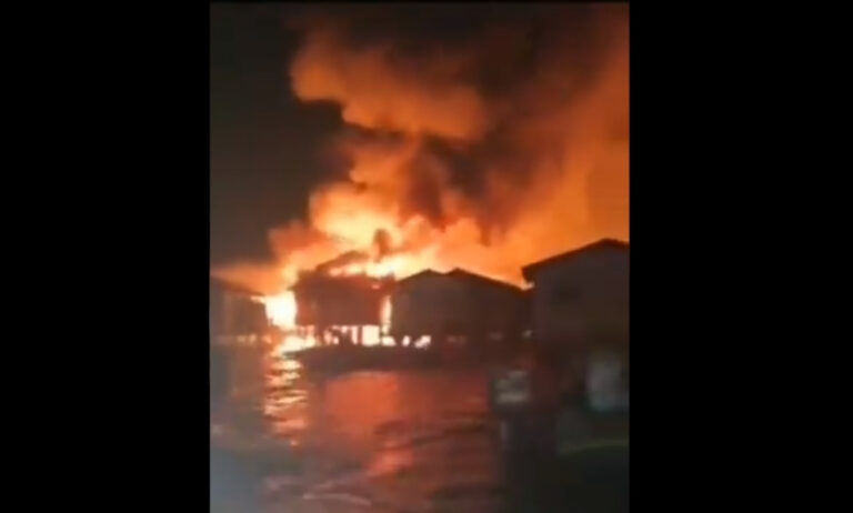Fire engulfs 30 stilt houses in Pulau Gaya (VIDEO)