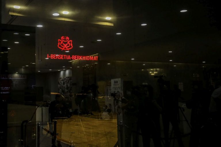 Top court dismisses former Umno members’ bid to have party dissolved