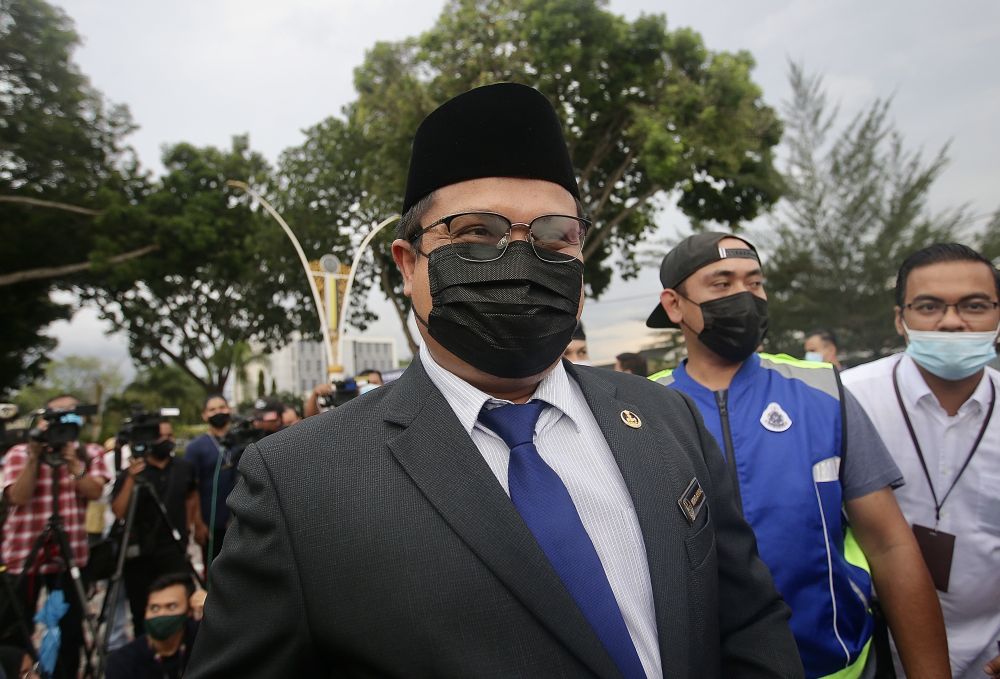Perak govt says matriculation students caught not wearing masks weren’t fined at all