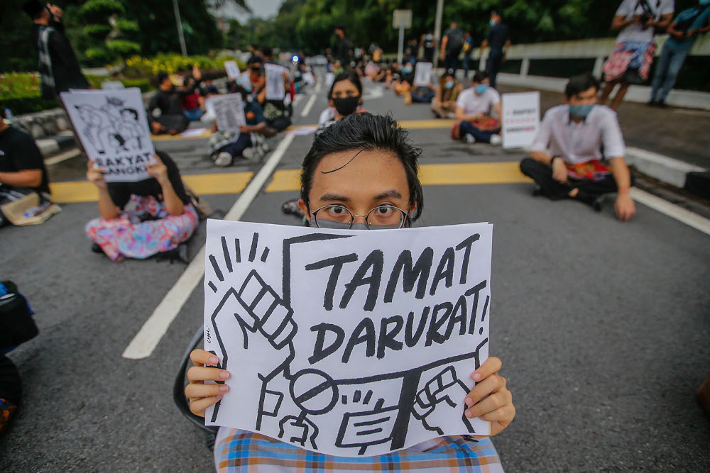 Hundreds of youths break fast in front of Parliament to demand its reopening, end Emergency