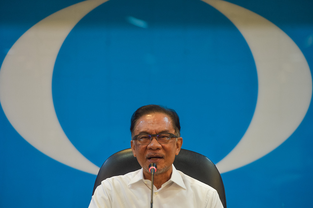 Anwar claims Malaysia lags behind SEA peers on Sinovac procurement