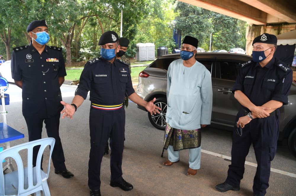 ‘You’re not alone’: Bukit Aman senior cops visit on-duty personnel on first day of Raya