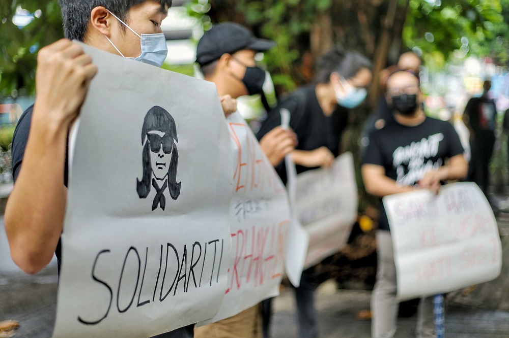 Cops call in PKR MP Fahmi Fadzi after show of solidarity for activist designer Fahmi Reza