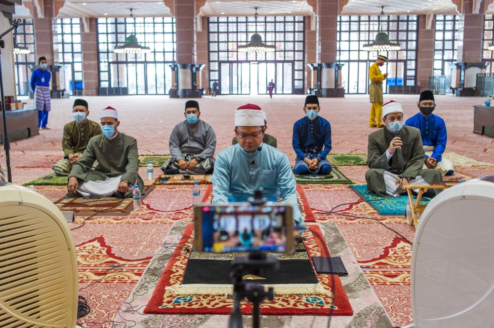 Muslims celebrate Aidilfitri on moderate scale, complying with MCO SOP