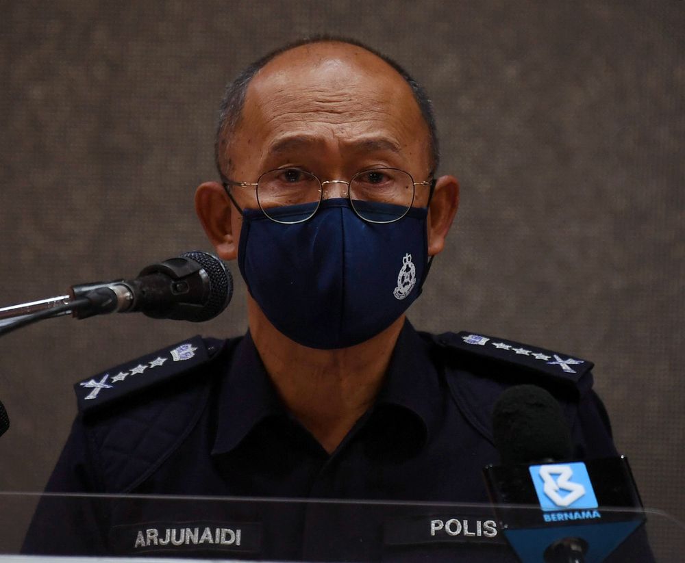 Main suspect of murder case jumps off building
