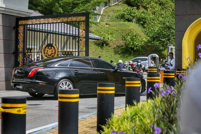 Anwar arrives at palace as Agong begins audiences with Opposition leaders (VIDEO)