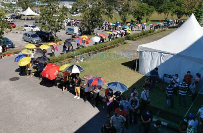 Blackout at Stadium Perpaduan vaccination centre shows lack of planning, says Bandar Kuching MP (VIDEO)