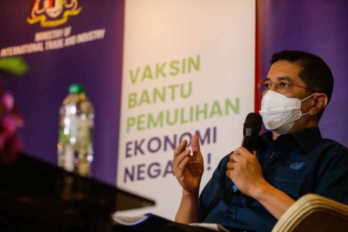 Azmin: Putrajaya aims to vaccinate two million workers under PIKAS by September