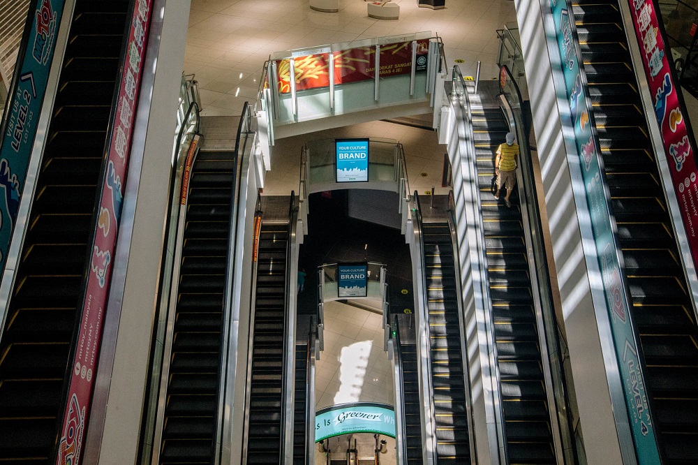 Coalition of retail groups backs benefits for fully vaccinated, suggests reopening malls once staff hit 70pc herd immunity threshold