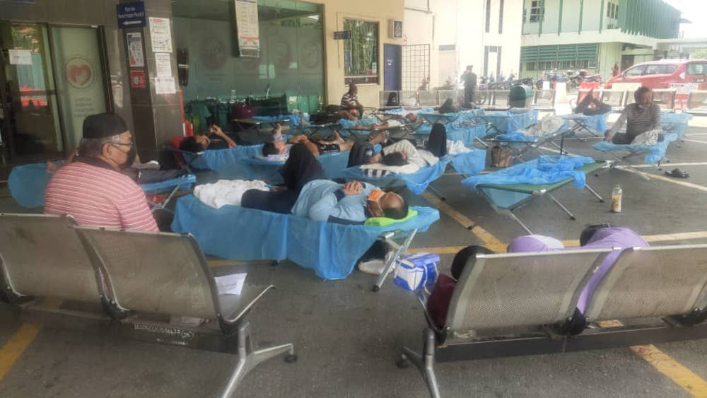 MOH dispatches five more ambulances to Klang hospital