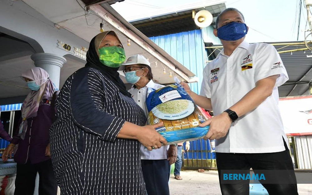 Senior minister: Pemulih food baskets ease burdens of those impacted by Covid-19