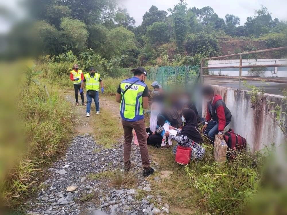 GOF intercept 21 undocumented immigrants in Serian, order them to turn back