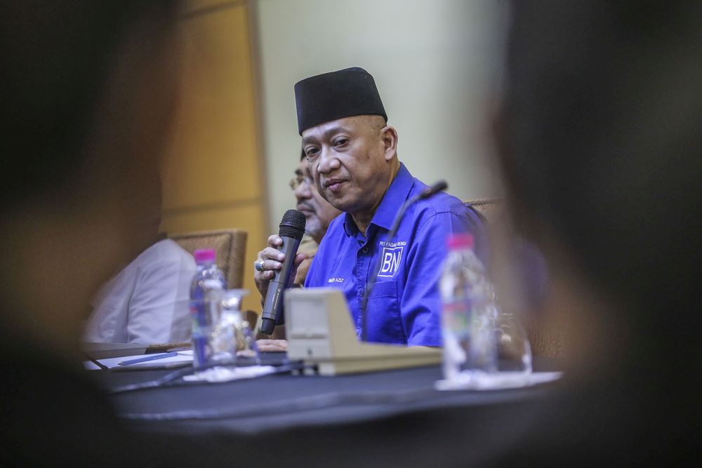 Nazri Aziz says at least 32 Umno MPs still backing Perikatan govt