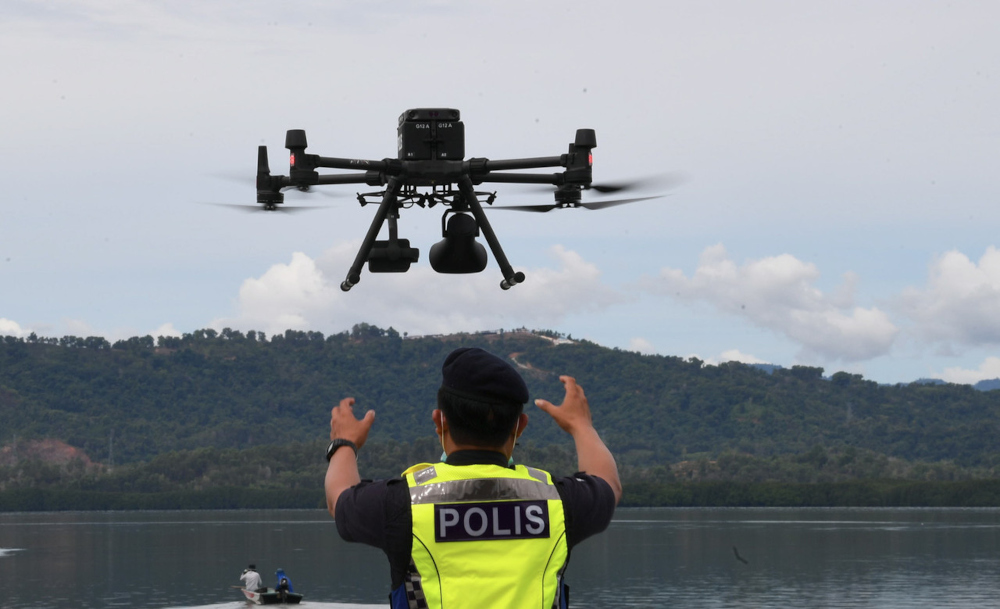 EMCO: In Sabah, Tuaran police use drones to monitor SOP compliance in Kampung Penimbawan