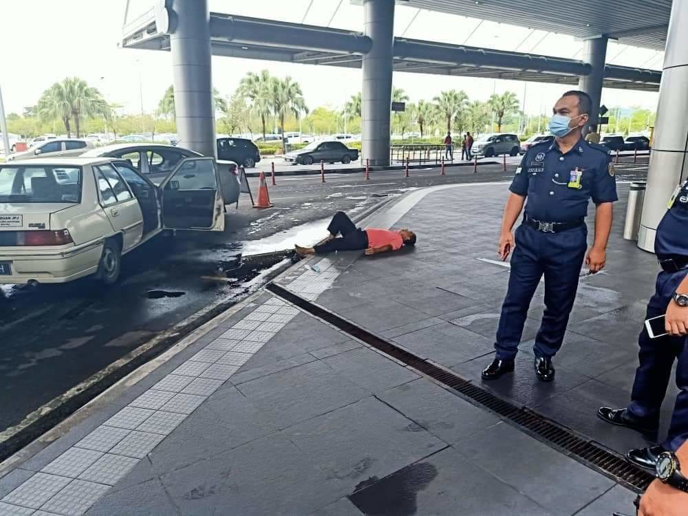 Taxi rams two vehicles at Kota Kinabalu airport, cops currently investigating (VIDEO)