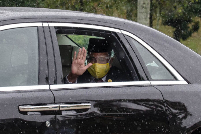 Malay Rulers arrive at Istana Negara to deliberate on next PM (VIDEO)