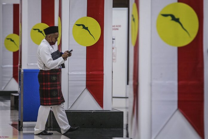 Umno MPs meet tonight as SD submission deadline looms, group of ‘G10’ holdouts emerges