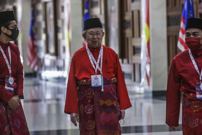 ‘Dark horse’ as PM candidate could let Umno win race for Putrajaya, analysts says