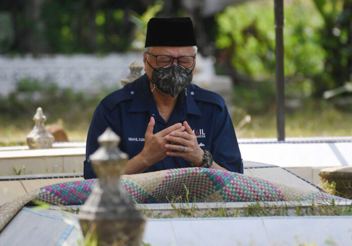 Report: National security D-G sees no SOP breach in PM Ismail Sabri’s visit to parents’ graves