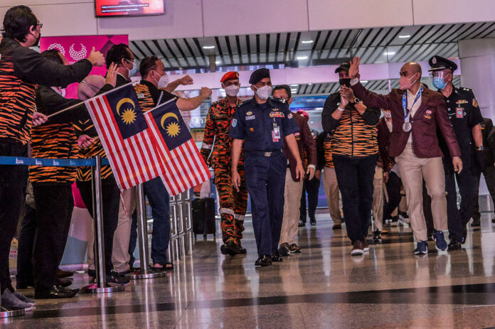 Tokyo Olympics silver medallist Azizulhasni arrives in Malaysia to warm welcome