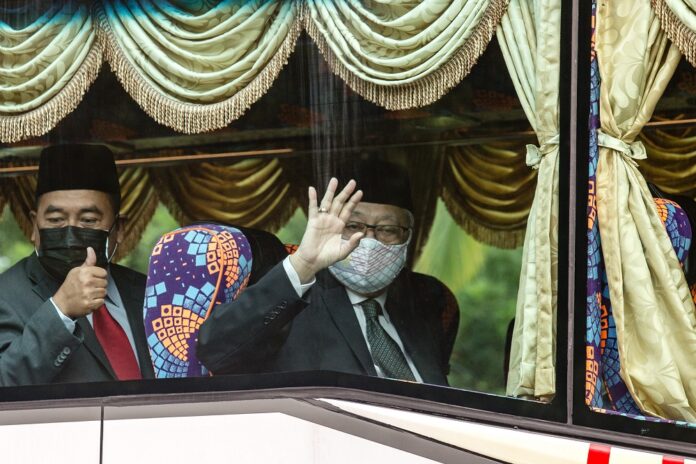 Ismail Sabri arrives at Istana Negara with other Umno MPs