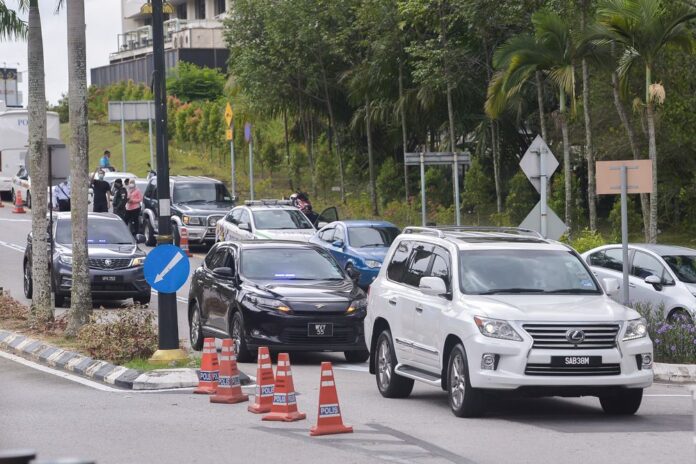 Umno, Pakatan leaders arrive at Istana Negara for audience with Agong