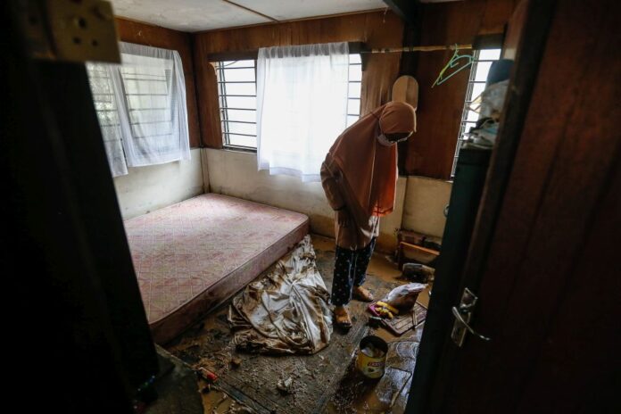 After the floods in Yan, salvaging what is left (VIDEO)