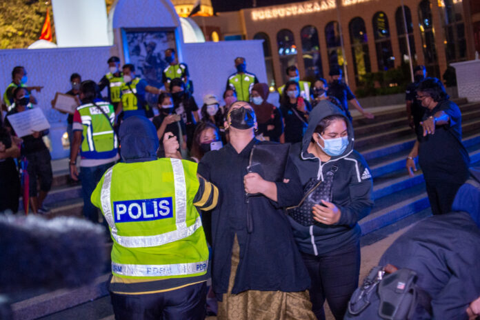 #Lawan candlelight vigil attendees all released after violent arrest, cops say fined RM2,000 each (VIDEO)