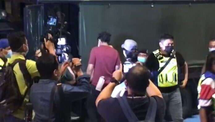 Police arrest attendees of #Lawan candlelight vigil in Dataran Merdeka (VIDEO)