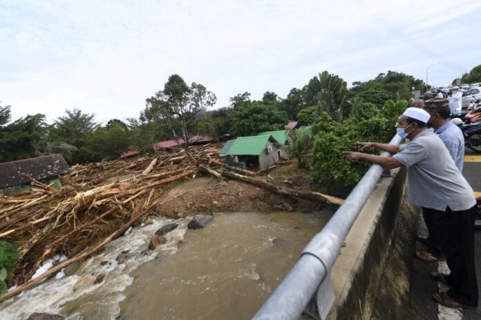 Kedah police advise volunteers to comply with SOPs when delivering aid to flood victims