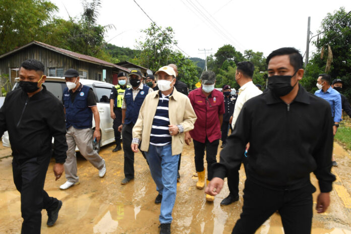 Sabah chief minister announces RM1,000 cash aid for every flood-hit household in Penampang