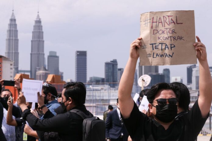 #HartalDoktorKontrak: Khairy vows to solve contract doctors’ unending plight